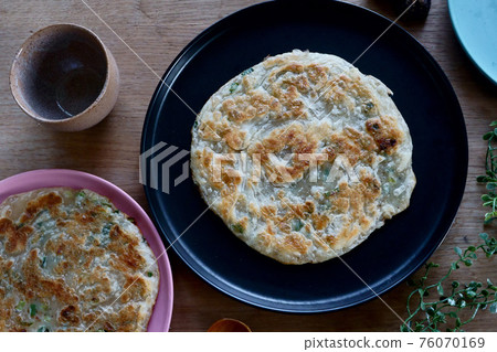 Onion pancake Onion pancake 76070169