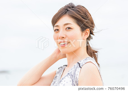 走在沙灘上的女人 走在沙灘上的女人 76070496