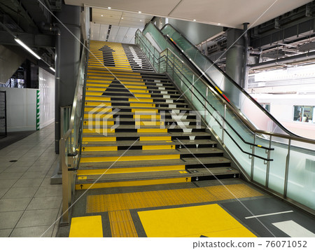 Station platform stairs and escalators Station platform stairs and escalators 76071052