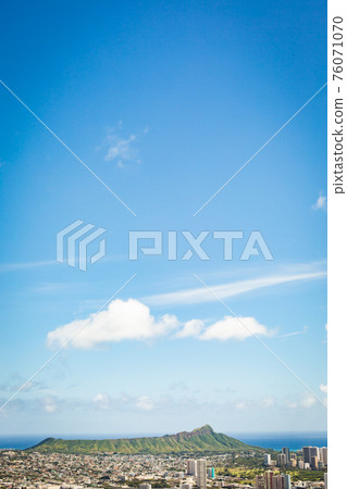 Diamond head on a sunny day 76071070