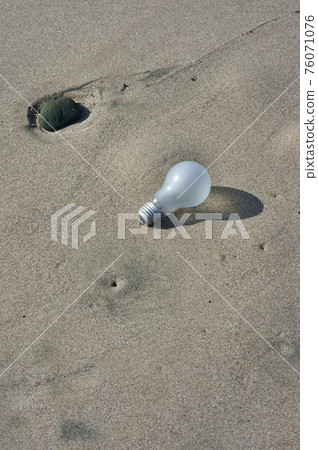 A light bulb that has drifted away 76071076