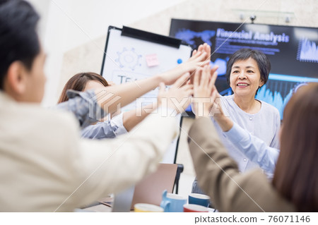 Coworkers discuss at table 76071146