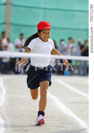 一個在小學運動會上跑步的女孩 一個在小學運動會上跑步的女孩 76071290
