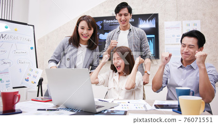 Group meeting of startup business 76071551