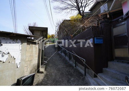 Jeongneunggol. Spring flowers. Redevelopment. Alley Jeongneunggol. Spring flowers. Redevelopment. Alley 76072087