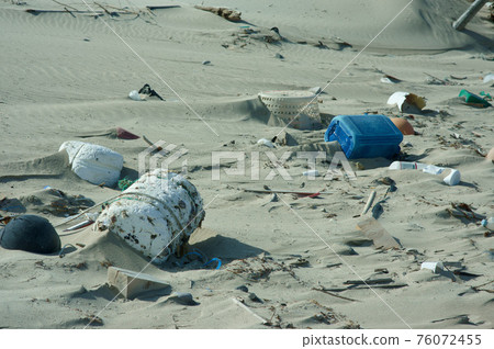 Marine debris that has washed away Marine debris that has washed away 76072455