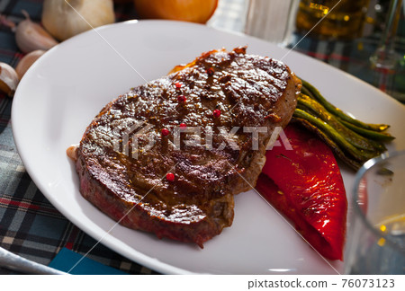 Beef entrecote with green beans and pepper 76073123