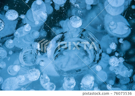 Ice bubble 76073536