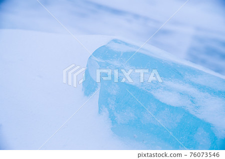 Ice in Lake Nukabira, Kamishihoro Town in winter Ice in Lake Nukabira, Kamishihoro Town in winter 76073546