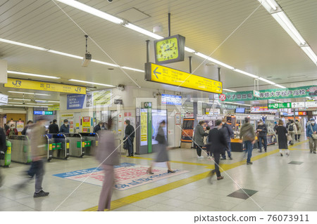 鐵道風光松戶站場和人民街道千葉縣松戶市 76073911