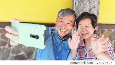 retired cople have video chat 76074397