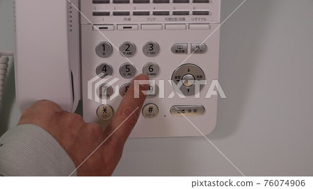 Operation of pressing the 6th mark on the telephone Operation of pressing the 6th mark on the telephone 76074906