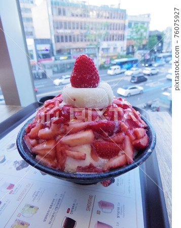 Korean snack strawberry bingsu 76075927