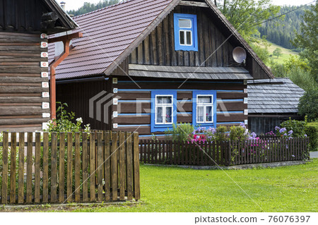 Old wooden houses in village Osturna, Spiska magura region, Slovakia 76076397