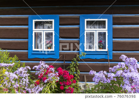 Old wooden houses in village Osturna, Spiska magura region, Slovakia 76076398