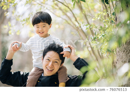 Image of a man who is active in fathers and childcare playing with children 76076513