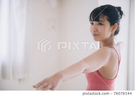 做瑜伽的女人(英雄姿勢) 做瑜伽的女人(英雄姿勢) 76076544