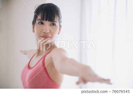 做瑜伽的女人(英雄姿勢) 做瑜伽的女人(英雄姿勢) 76076545