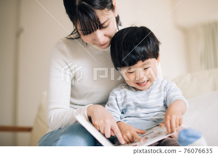 Mothers and boys reading picture books Story-telling, child-rearing, child-rearing image Mothers and boys reading picture books Story-telling, child-rearing, child-rearing image 76076635