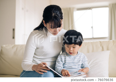 Mothers and boys reading picture books Story-telling, child-rearing, child-rearing image Mothers and boys reading picture books Story-telling, child-rearing, child-rearing image 76076636
