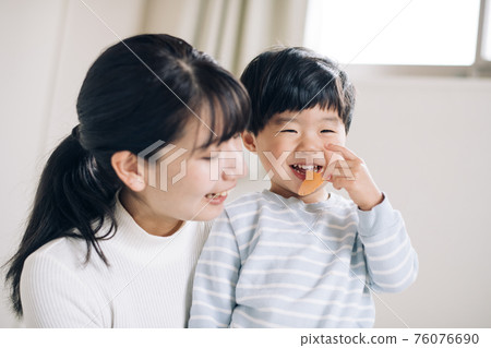 Image of mothers, child-rearing, and child-rearing playing with boys 76076690