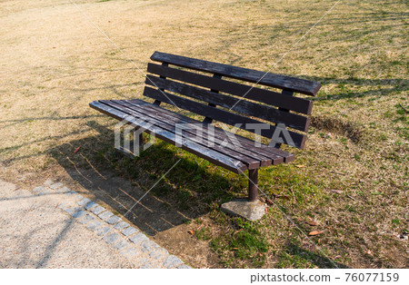 公園的長椅上 76077159