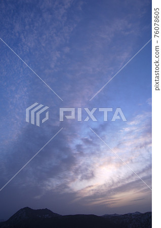 Lake Mashu at dawn with thin clouds in the sky 76078605