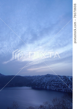 Lake Mashu at dawn with thin clouds in the sky 76078608