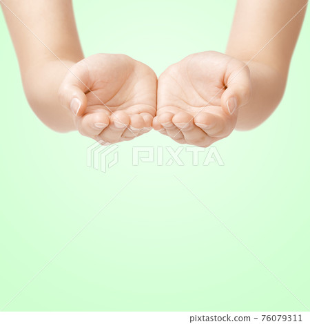A woman's hand that receives something A woman's hand that receives something 76079311