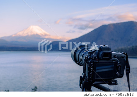 Single-lens reflex camera (Lake Motosu) to take a picture of red Fuji at dusk 76082618