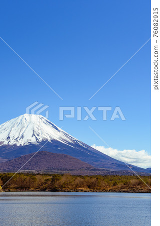 Clear sky and child hugging Fuji and Lake Shoji 76082915