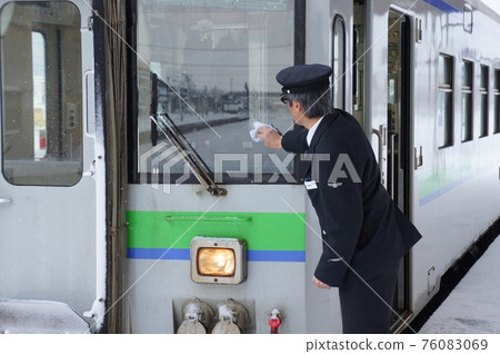 Driver caring for the vehicle 76083069