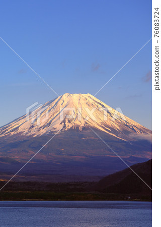 Red Fuji in the evening and clear sky (Lake Motosu) Red Fuji in the evening and clear sky (Lake Motosu) 76083724