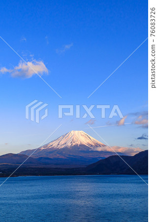 Red Fuji, blue sky and Lake Motosu in the evening Red Fuji, blue sky and Lake Motosu in the evening 76083726
