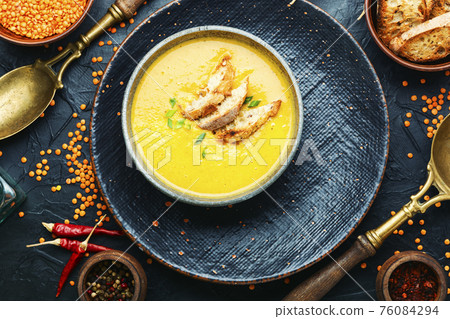 Lentil cream soup with croutons 76084294