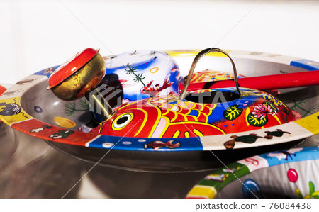 Taking pictures, taking pictures, retro Showa tin toys, playing in the water with a goldfish shower Taking pictures, taking pictures, retro Showa tin toys, playing in the water with a goldfish shower 76084438