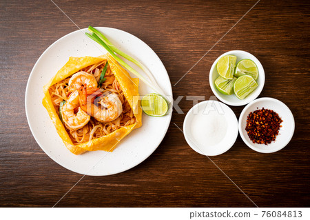 Thai stir fried noodles with shrimps and egg wrap (Pad Thai) 76084813