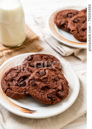 chocolate cookies with chocolate chips 76084866