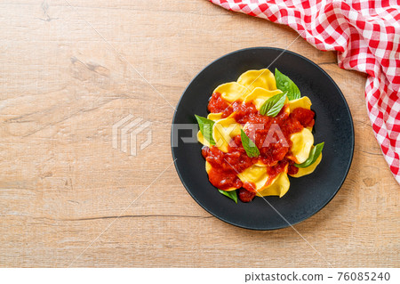 Ravioli with tomato sauce and basil 76085240