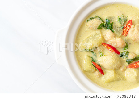 green curry soup with minced pork and meat ball green curry soup with minced pork and meat ball 76085318