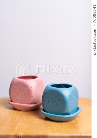 clay flower pot 76085541