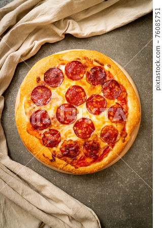 pepperoni pizza on wood tray pepperoni pizza on wood tray 76085751