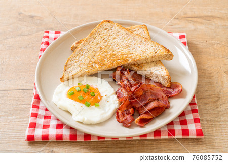 fried egg with bread toasted and bacon 76085752