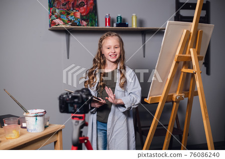 a young blogger girl at home leads a remote masterclass on drawing pictures during quarantine. 76086240