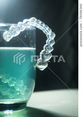 Invisible bracket aligners 76086360