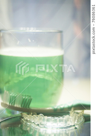 Invisible bracket aligners 76086361