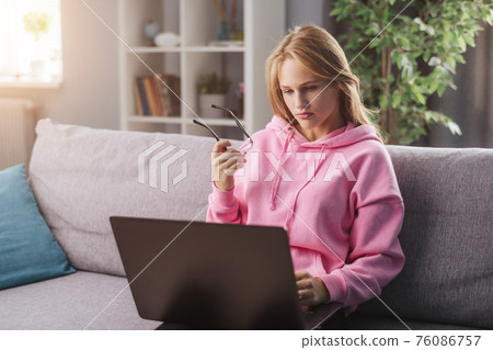 Woman working on laptop Woman working on laptop 76086757