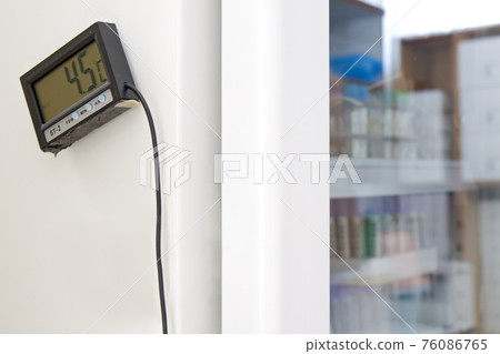 A thermometer on a cooling box in the laboratory 76086765