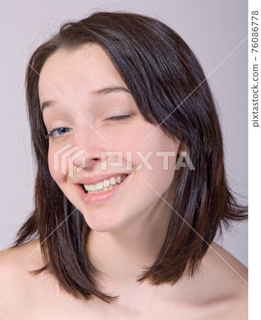 The portrait of The blinking girl 76086778