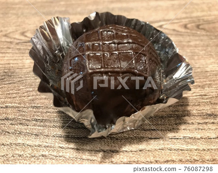 放在木桌上的圓形巧克力迷你蛋糕 76087298